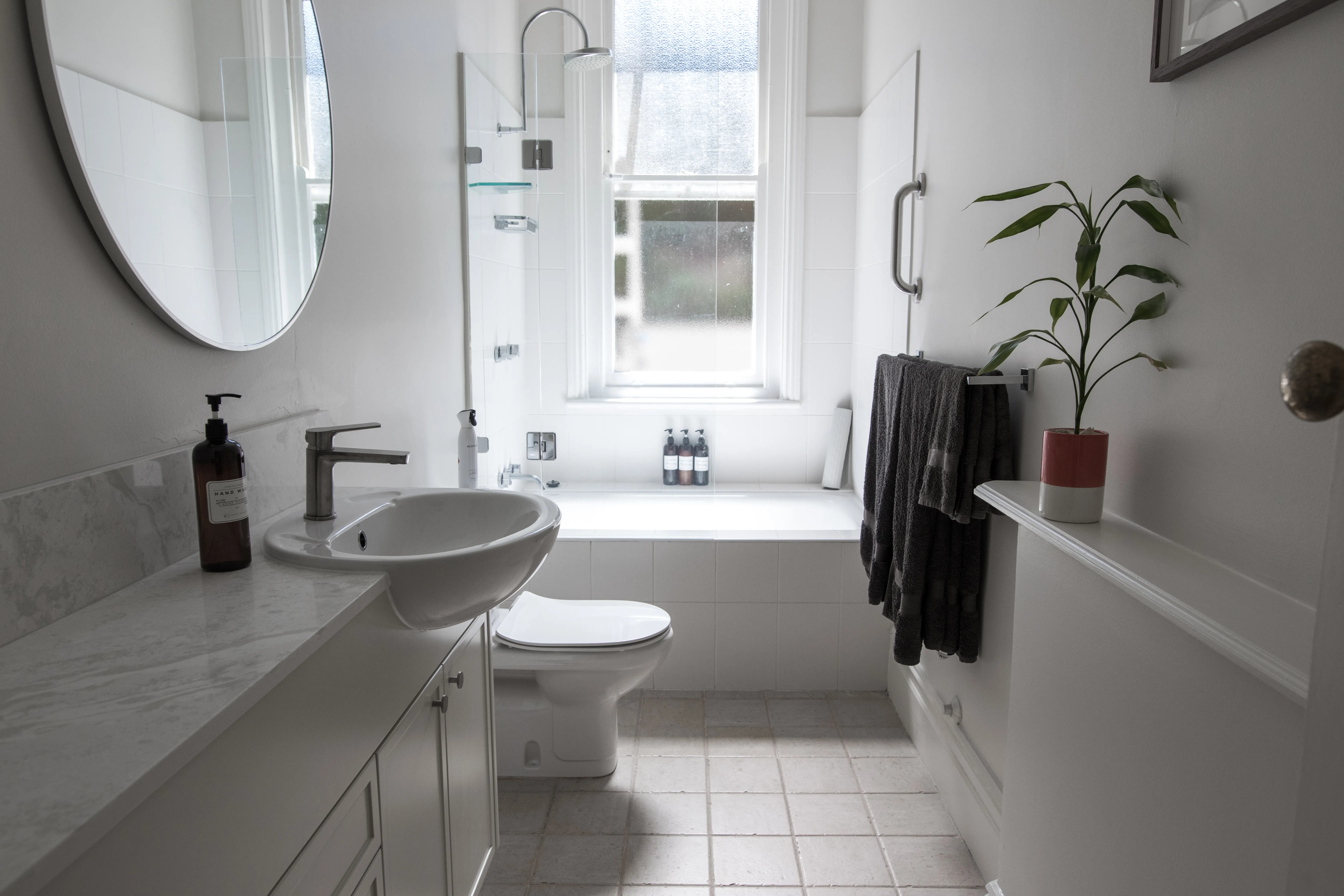 Badezimmer mit Badewanne vor der Umgestaltung zur Dusche