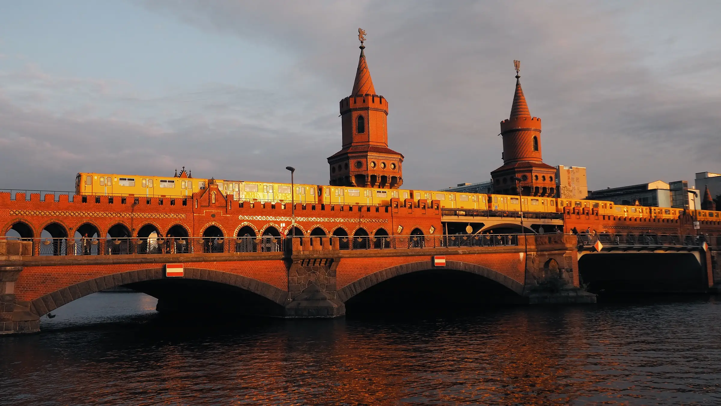 Oberbaumbrücke zwischen Kreuzberg und Friedrichshain mit U-Bahn im Abendlicht