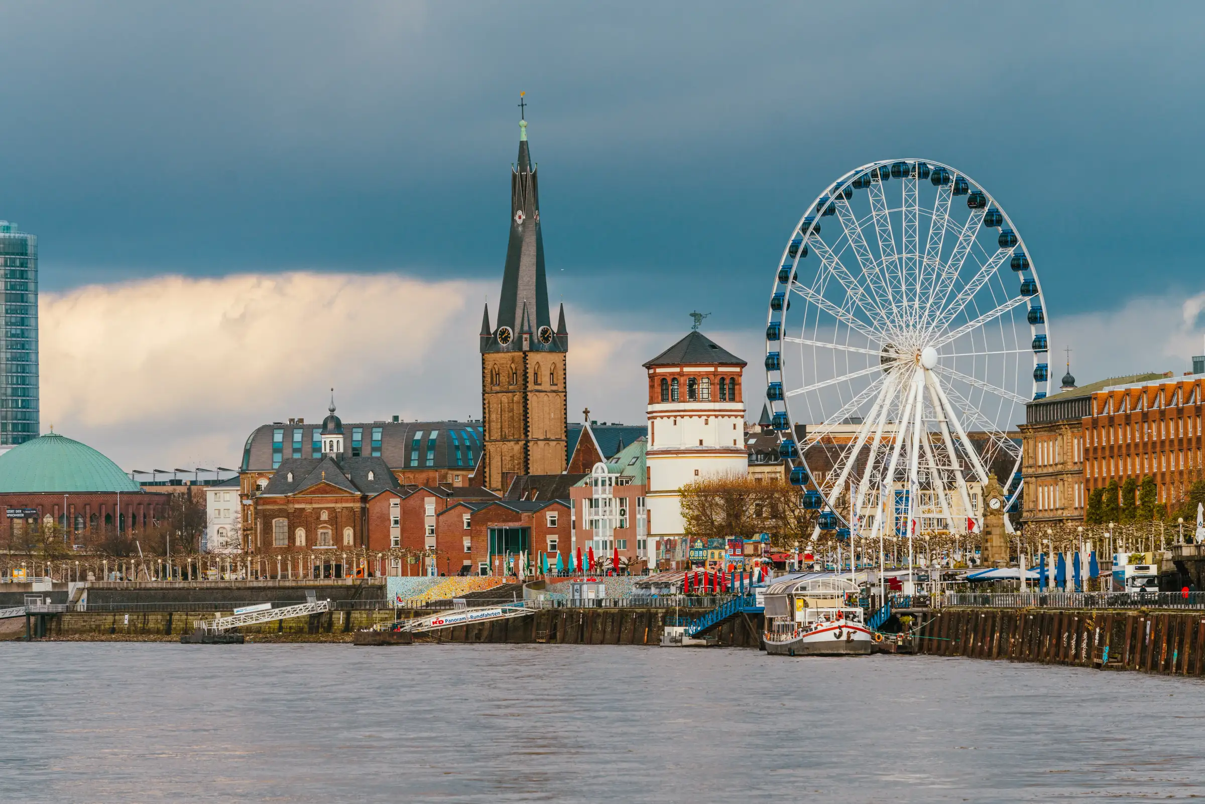 Düsseldorfer Rheinufer mit Altstadt, St. Lambertus und Riesenrad