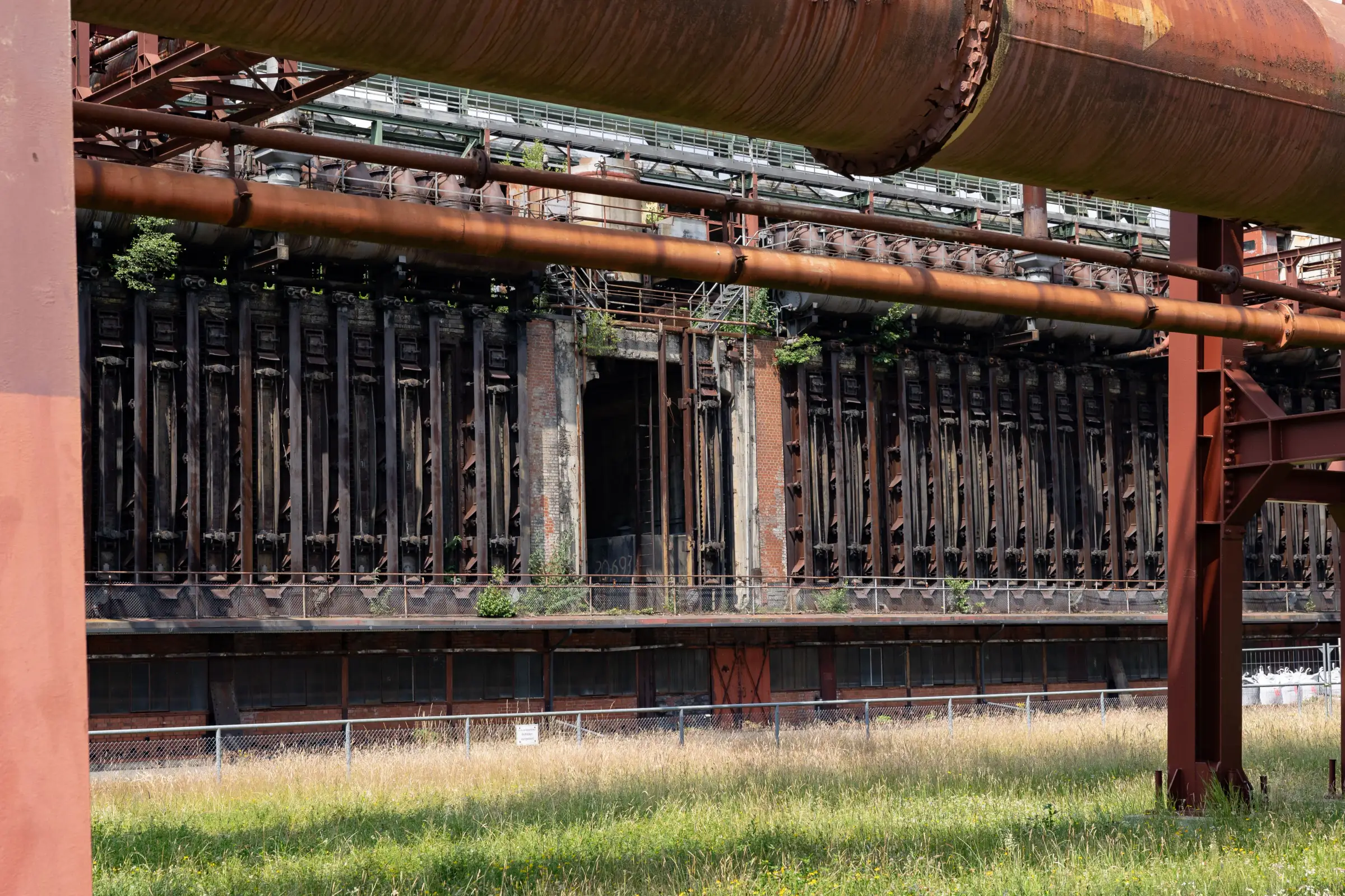 Kokerei Zollverein in Essen mit rostigen Rohrleitungen