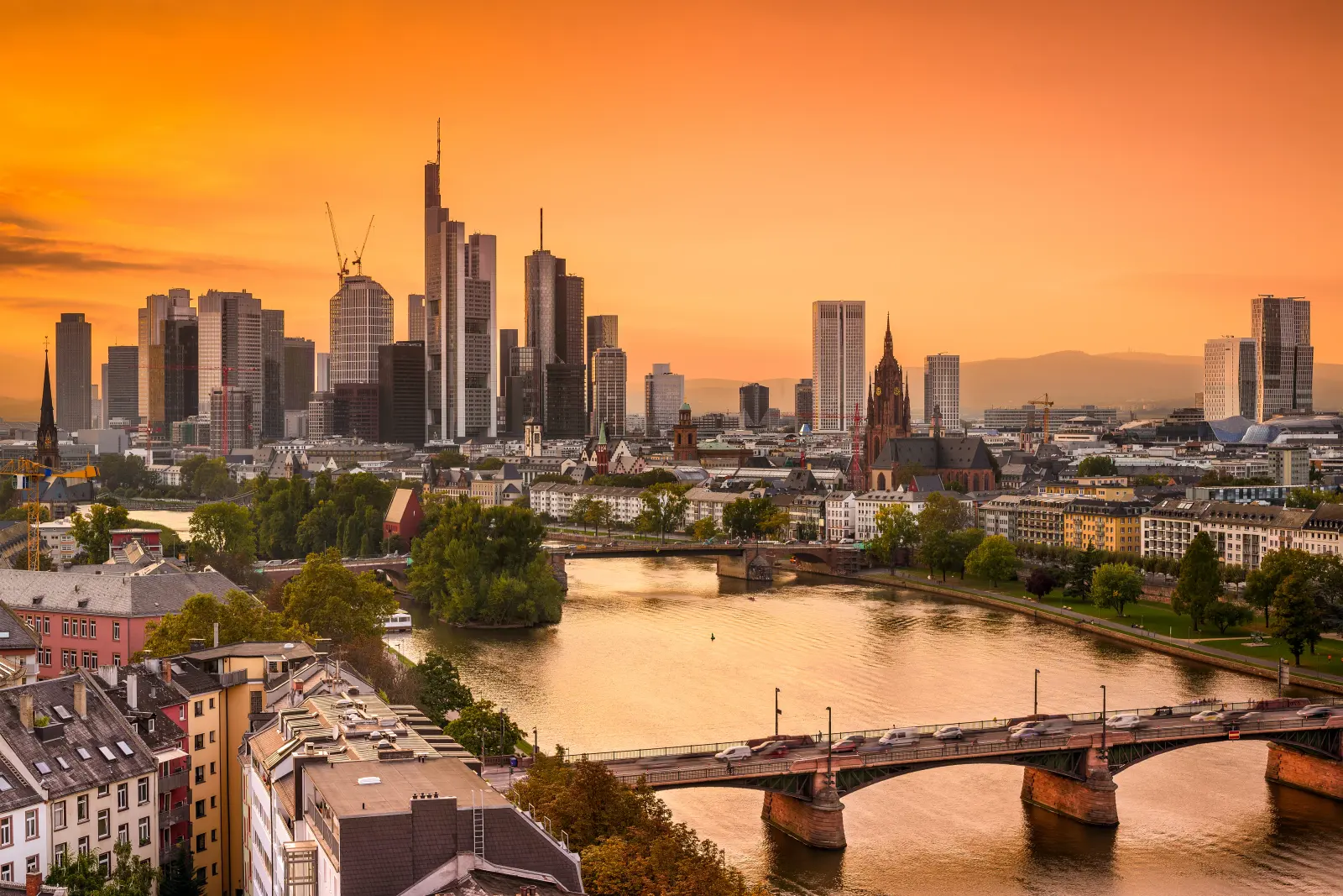 Frankfurter Skyline und Main bei Sonnenuntergang