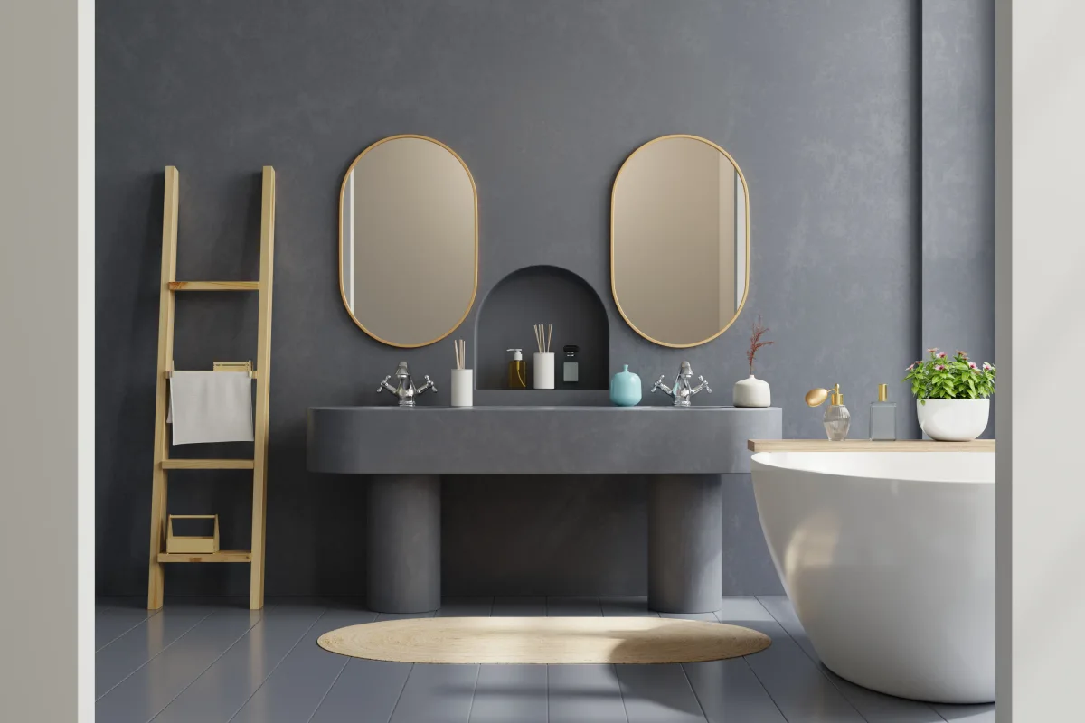 Badinspiration mit Doppelwaschtisch, ovalen Spiegeln und freistehender Badewanne