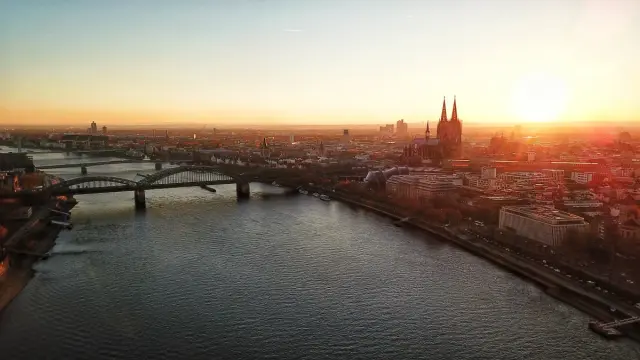 Kölner Dom bei Sonnenuntergang