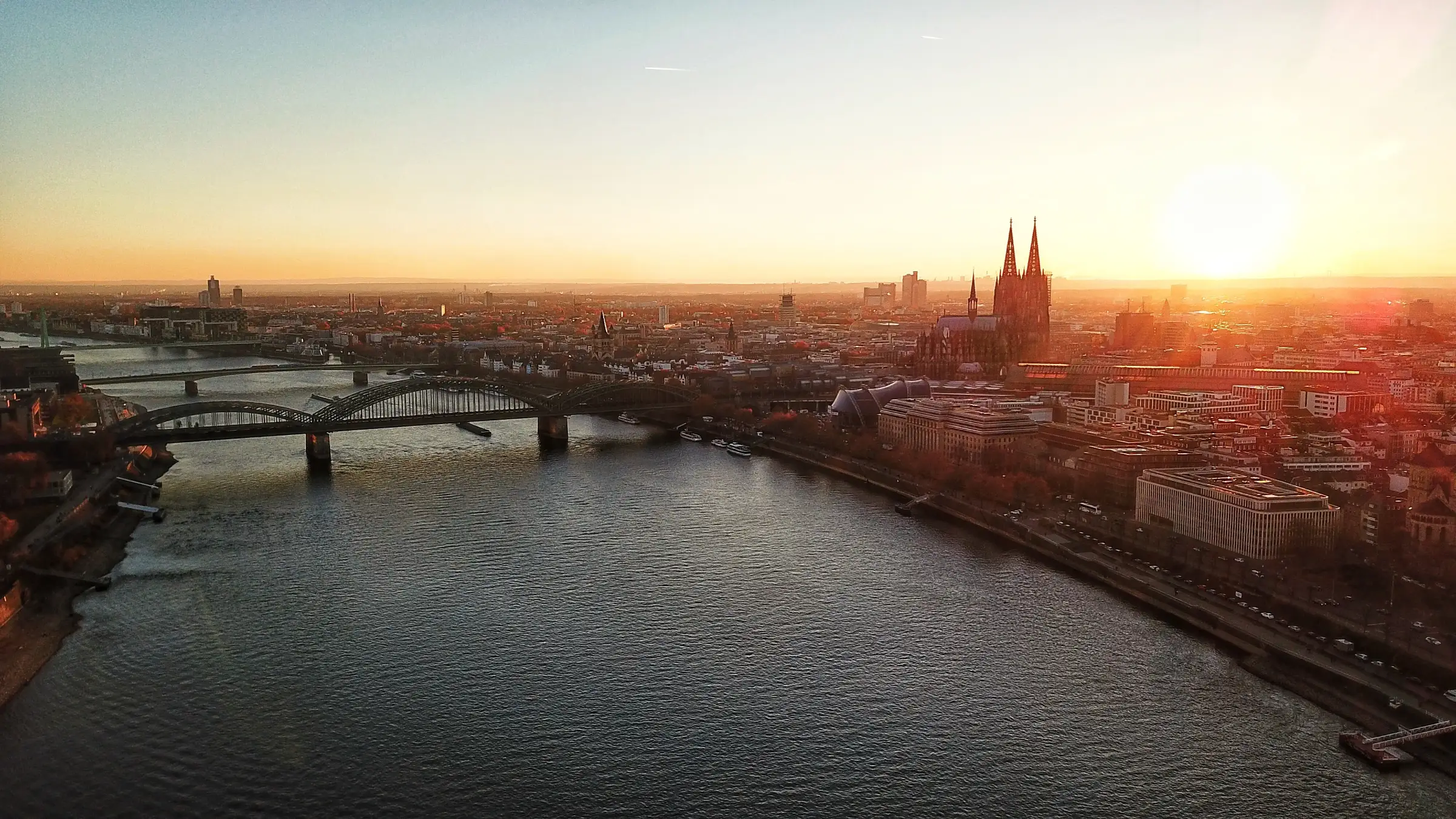 Köln im Sonnenuntergang: Rhein, Hohenzollernbrücke und Kölner Dom