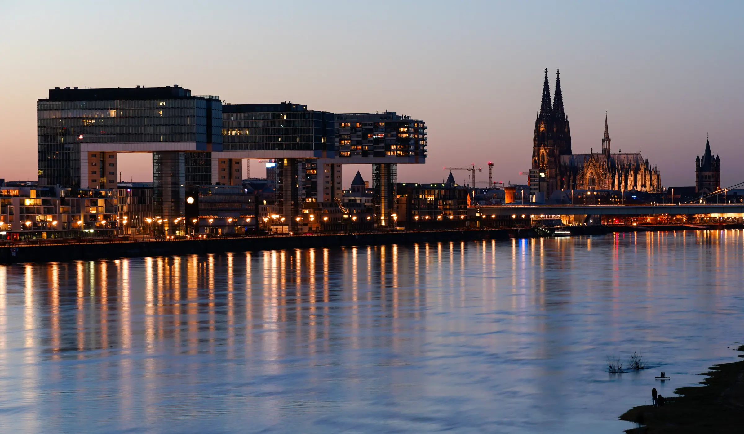 Köln am Abend: Kranhäuser am Rheinauhafen und der Kölner Dom