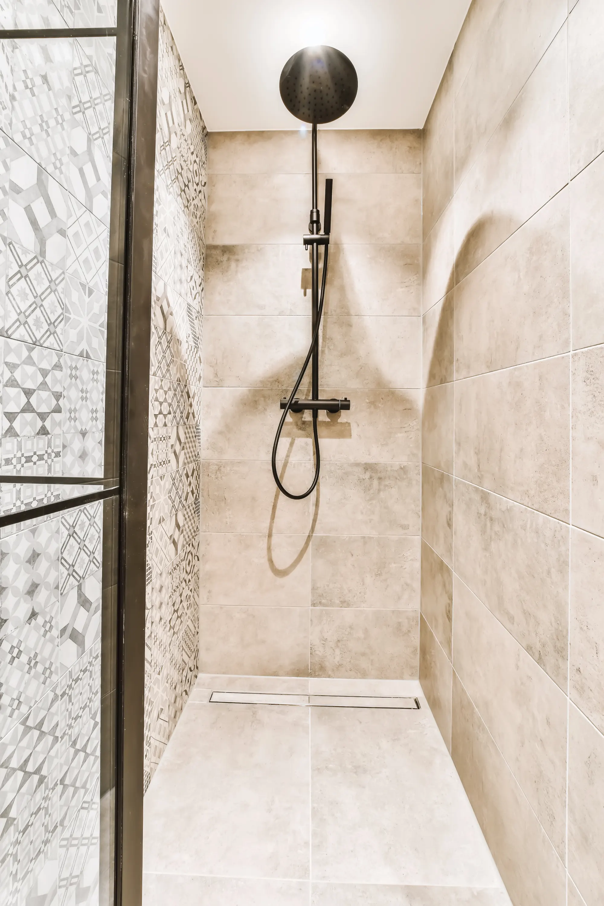 Kompaktes, saniertes Duschbad in einem Reihenhaus