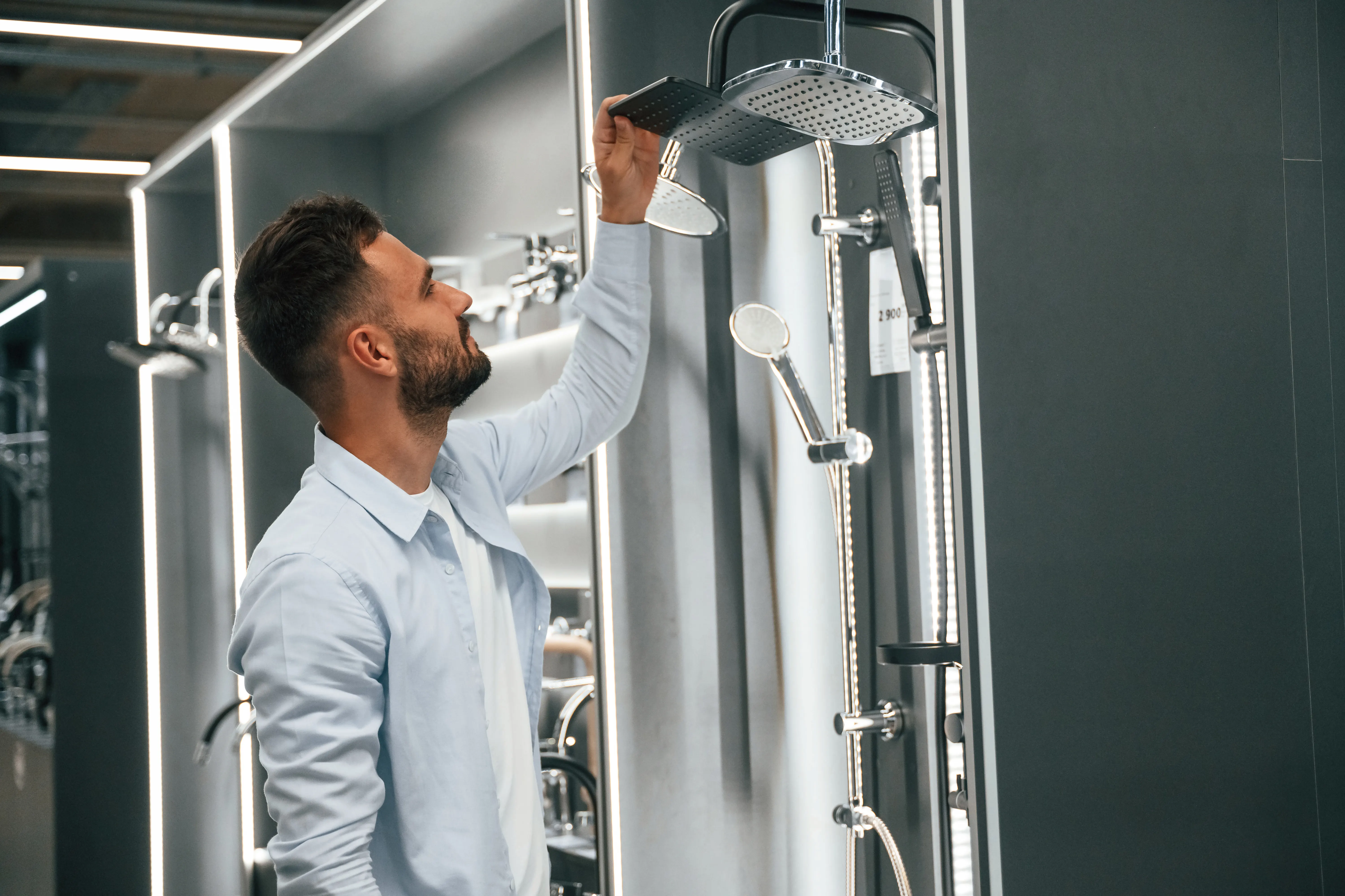 Modernisiertes Bad mit Dusche in einem bewohnten Einfamilienhaus