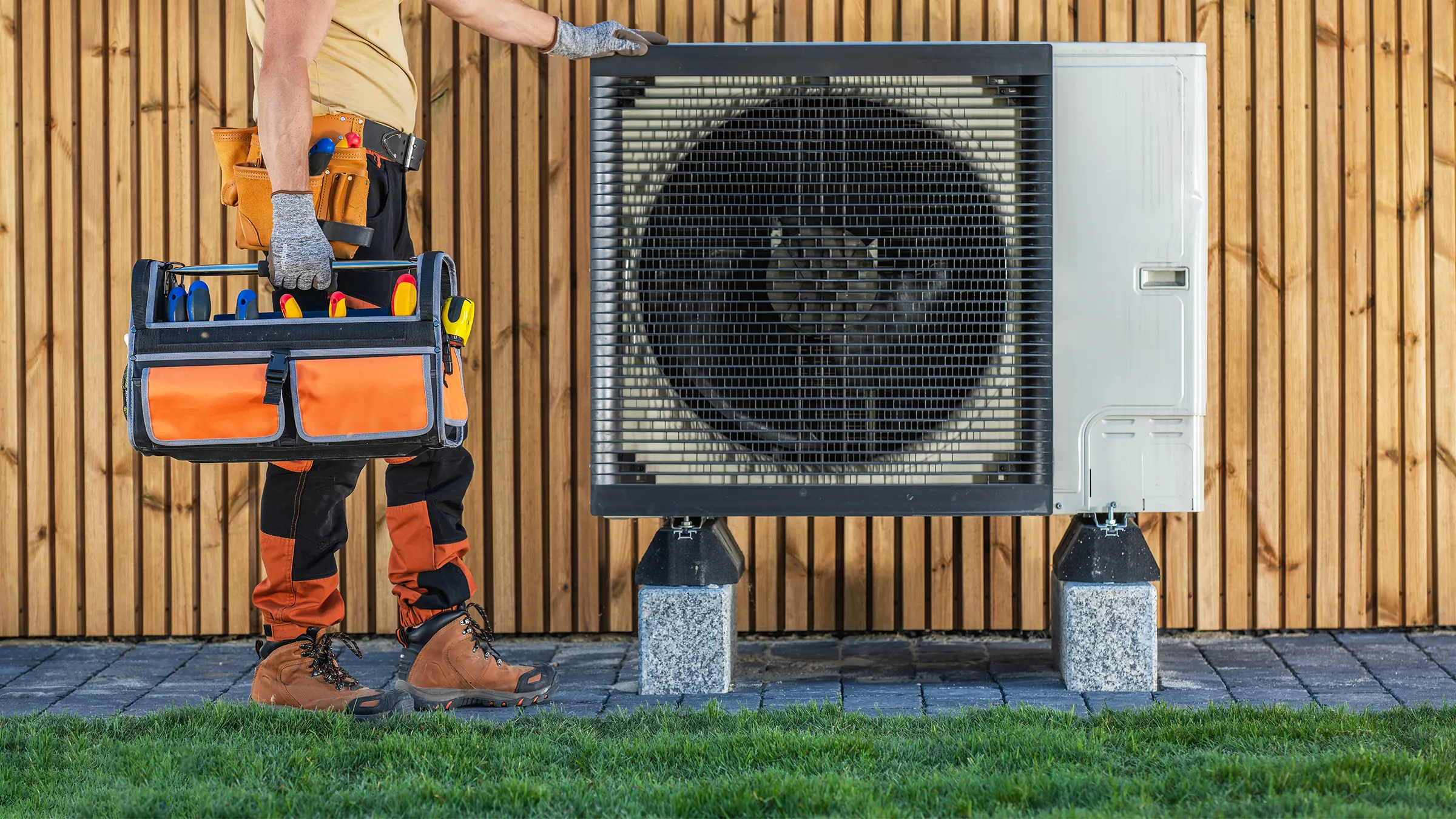 Modernisierter Technikbereich mit strukturierter Elektro-Installation und Schaltschrank