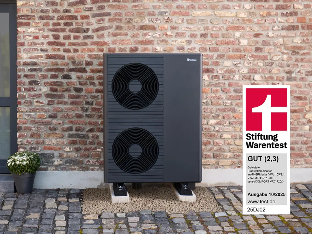 Vaillant aroTHERM plus mit Stiftung-Warentest-Kennzeichnung: Gut (2,3), Ausgabe 10/2025, getestete Produktkombination VWL 105/8.1, VWZ MEH 97/7 und sensoCOMFORT VRC 720/3