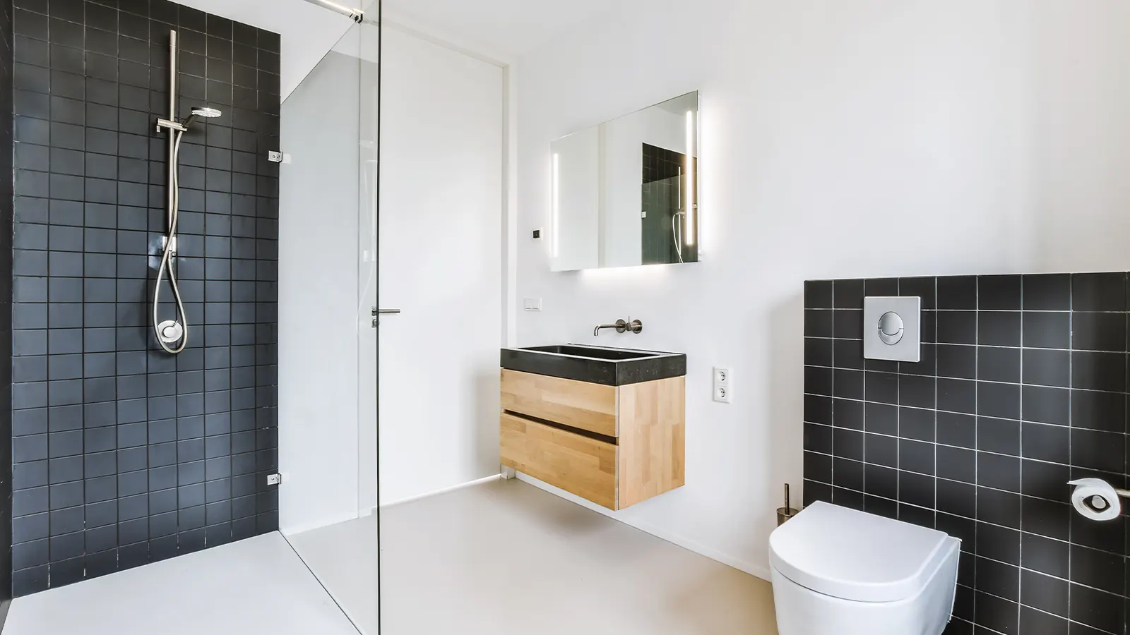 Saniertes, kompaktes Duschbad in einem Reihenhaus